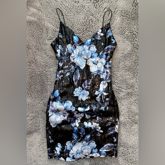 B DARLIN BLACK FLORAL SEQUIN MINI DRESS // SIZE 3-4 💙 - Picture 2 of 5